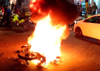 Comunidad le quemó la moto a ladrones que intentaron robar a una mujer en el barrio Jordán