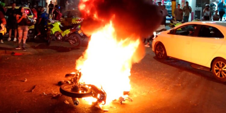 Comunidad le quemó la moto a ladrones que intentaron robar a una mujer en el barrio Jordán