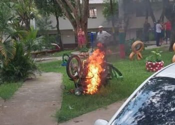 Le quemaron la moto a delincuente en el barrio Los Mártires