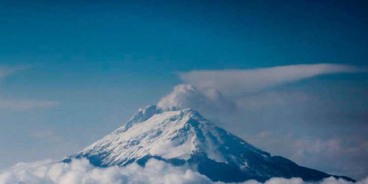 El volcán Nevado del Ruiz volvió a emitir ceniza este fin de semana