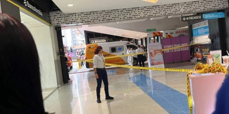 Mujer murió víctima de ataque con sustancia química en centro comercial en Antioquia
