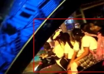 Mujer fue captada en imágenes conduciendo “moto colectivo” con cuatro niños