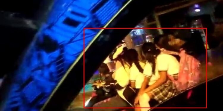 Mujer fue captada en imágenes conduciendo “moto colectivo” con cuatro niños