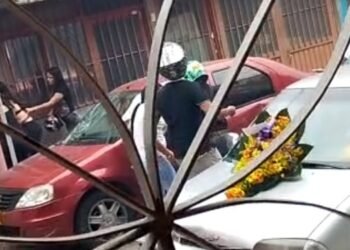 Integrantes de cortejo fúnebre golpearon a un hombre y le destruyeron su vehículo