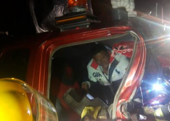 2 Personas resultaron ilesas luego de fuerte choque entre 2 camiones en la madrugada de este miércoles