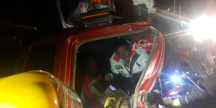 2 Personas resultaron ilesas luego de fuerte choque entre 2 camiones en la madrugada de este miércoles