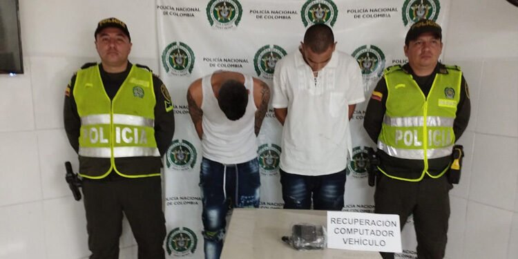 Dos personas detenidas por el robo de un computador dejan operativos en el barrio El Salado