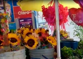 Comerciantes de flores y detalles optimistas ante la epoca del mes de la mujer