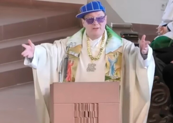 Sacerdote rompe esquemas y da su sermón rapeando ‘con gorra y gafas’
