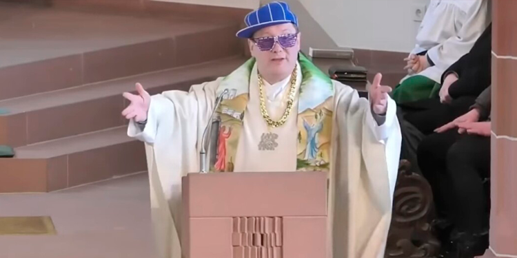 Sacerdote rompe esquemas y da su sermón rapeando ‘con gorra y gafas’