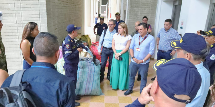 Bomberos Voluntarios de 10 municipios estrenan uniformes