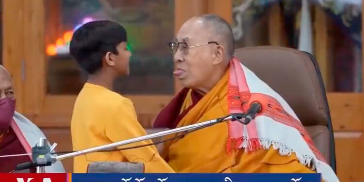 Polémico video: Dalai Lama pide perdón por besar a un niño y pedirle que le ‘Chupe’ su lengua