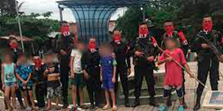 El ELN aparece en fotos con menores de edad&nbsp; en zona rural de Tibú Norte de Santander