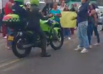 Estudiantes y padres de familia que protestaba por falta de docentes fueron embestidos por un conductor que no quiso parar&nbsp;en Fresno