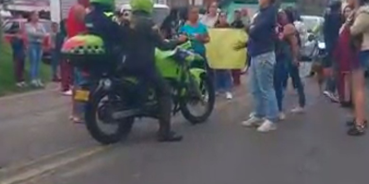 Estudiantes y padres de familia que protestaba por falta de docentes fueron embestidos por un conductor que no quiso parar&nbsp;en Fresno