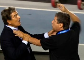 Jorge Luis Pinto calienta el parche ante “Bolillo” Gómez, previo al juego Cali vs. Junior por la Liga colombiana