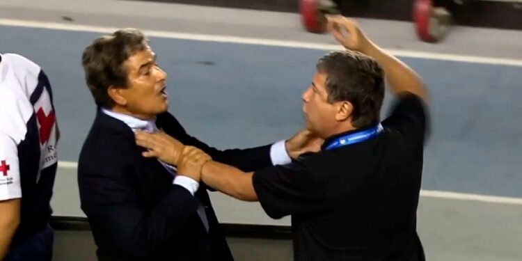 Jorge Luis Pinto calienta el parche ante “Bolillo” Gómez, previo al juego Cali vs. Junior por la Liga colombiana