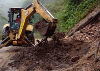 Con maquinaria amarilla, la Gobernación del Tolima atiende vías de evacuación del Nevado del Ruiz