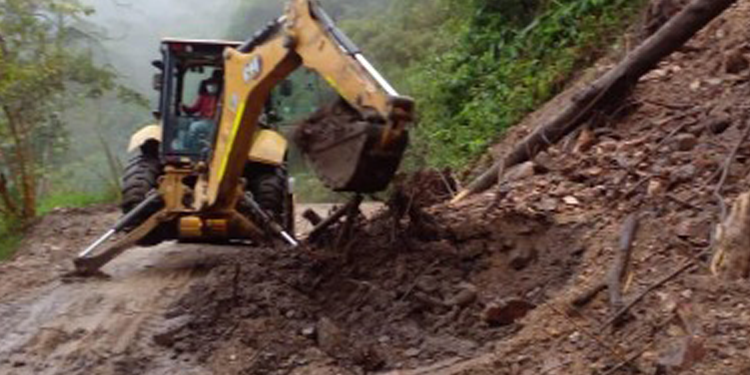 Con maquinaria amarilla, la Gobernación del Tolima atiende vías de evacuación del Nevado del Ruiz