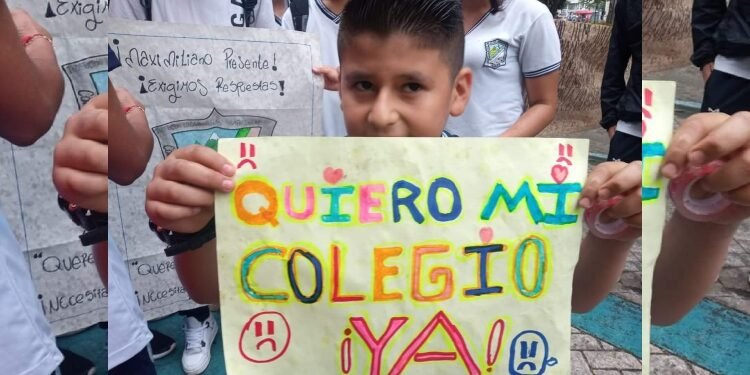 Estudiantes impidieron salida de personal de la alcaldía, niños y menores involucrados en protestas 