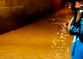 Caminando por charcos y lodazales llegan a estudiar los niños y profesores en Los Túneles