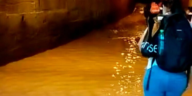 Caminando por charcos y lodazales llegan a estudiar los niños y profesores en Los Túneles