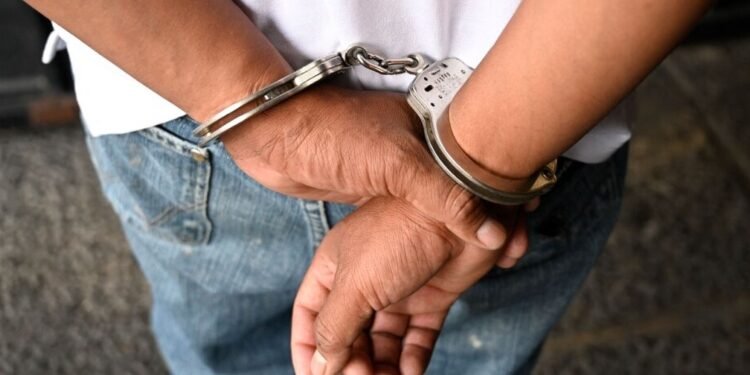 Tres personas fueron detenidas con más de 1000 dosis de alucinógenos en el barrio Cerro Gordo