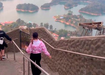 Atención graban video para adultos en las escaleras de la tradicional piedra de El Peñol