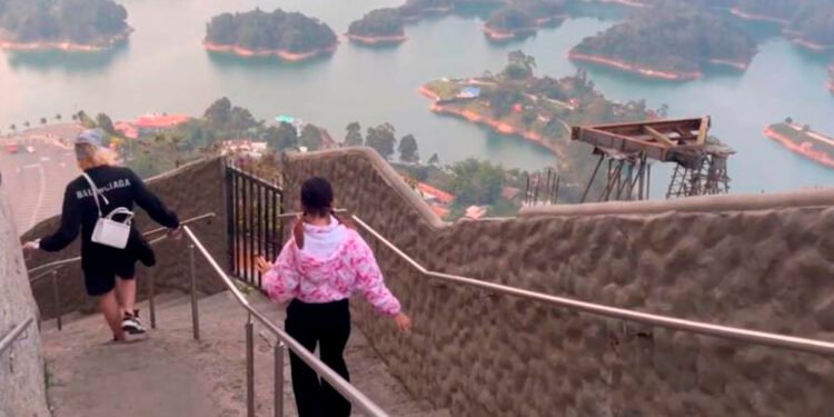 Atención graban video para adultos en las escaleras de la tradicional piedra de El Peñol