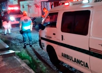 Motociclista cayó a un hueco en el barrio Gaitán donde colapsó el alcantarillado
