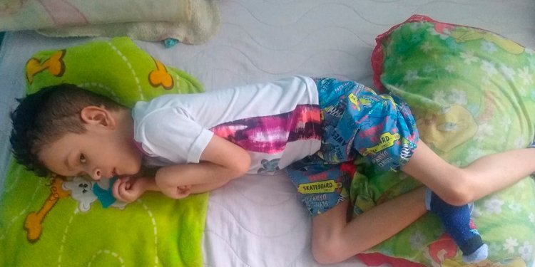 Ayudemos a Andrés Felipe, una silla de ruedas puede mejorar su calidad de vida