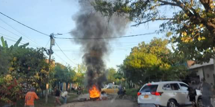 Habitantes de Coyaima bloquean vía Nacional que comunica al Tolima con el departamento del Huila