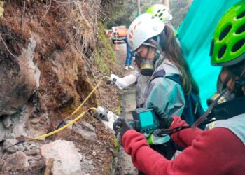 Siguen sin saber por qué emanan gases del cerro Bravo que arde a 700º en pleno páramo