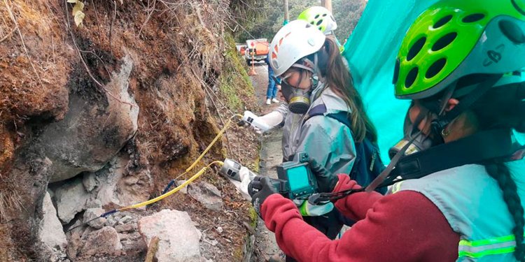 Siguen sin saber por qué emanan gases del cerro Bravo que arde a 700º en pleno páramo