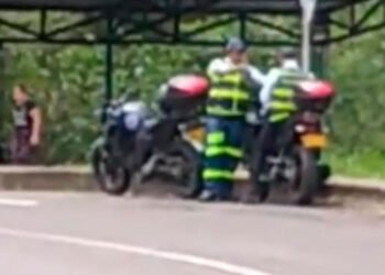 Guardas de Tránsito captados en video relajados mientras los jóvenes paleteros trabajan