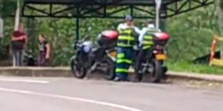 Guardas de Tránsito captados en video relajados mientras los jóvenes paleteros trabajan