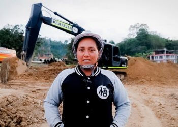 Cindy Lorena, la mamá luchadora que opera maquinaria pesada en la obra de Boquerón