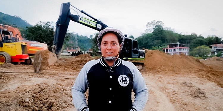 Cindy Lorena, la mamá luchadora que opera maquinaria pesada en la obra de Boquerón