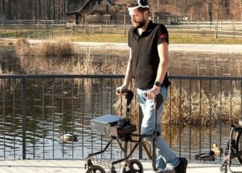 Hombre paralítico vuelve a caminar después de 12 años gracias a un revolucionario implante cerebral