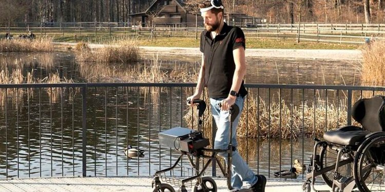 Hombre paralítico vuelve a caminar después de 12 años gracias a un revolucionario implante cerebral