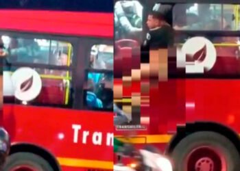 ¡Lo reprendieron a Nalgadas! Un presunto ladrón quedó colgando y semidesnudo en el servicio público