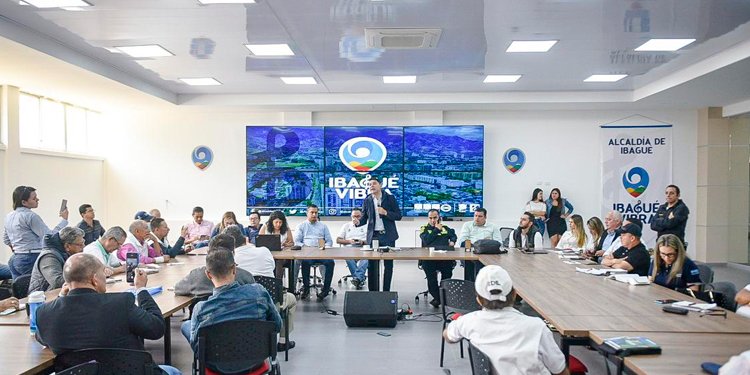 El alcalde Hurtado giró su mirada a los ediles y los escuchó