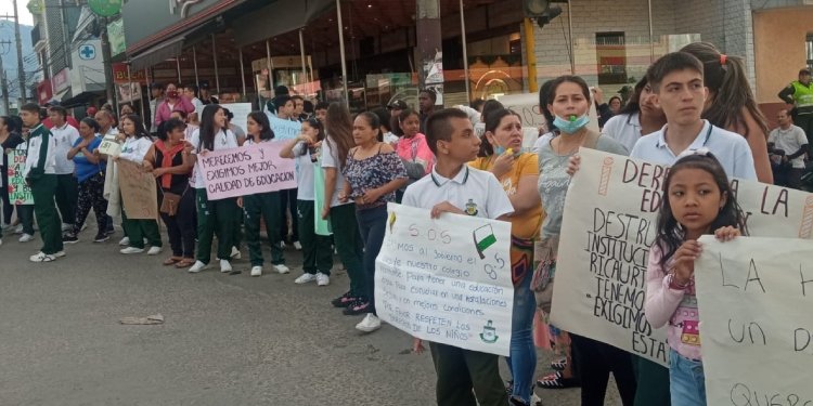 Bloqueos en avenida del sur por protestas en el colegio José Antonio Ricaurte