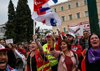 Violentas manifestaciones en Francia registran más de 400 policías heridos y 540 civiles detenidos 