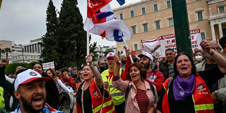 Violentas manifestaciones en Francia registran más de 400 policías heridos y 540 civiles detenidos 