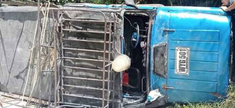 En zona rural de Chaparral se accidentó un vehículo que llevaba los alimentos del PAE