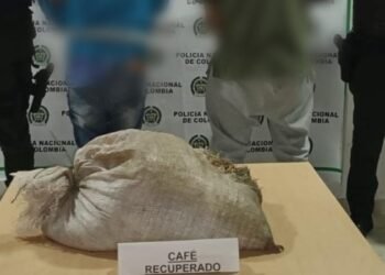 Se robaron carga de café de un camión y los capturaron vendiéndola