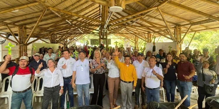 Cortolima entregó incentivos a la comunidad del Cañón del Combeima