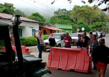 ¡No da más! La comunidad de Carmen De Bulira, Rovira, Roncesvalles protestan por el mal estado de la carretera