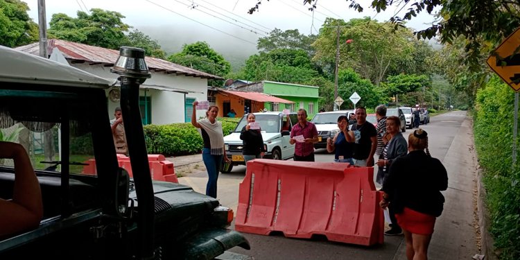 ¡No da más! La comunidad de Carmen De Bulira, Rovira, Roncesvalles protestan por el mal estado de la carretera